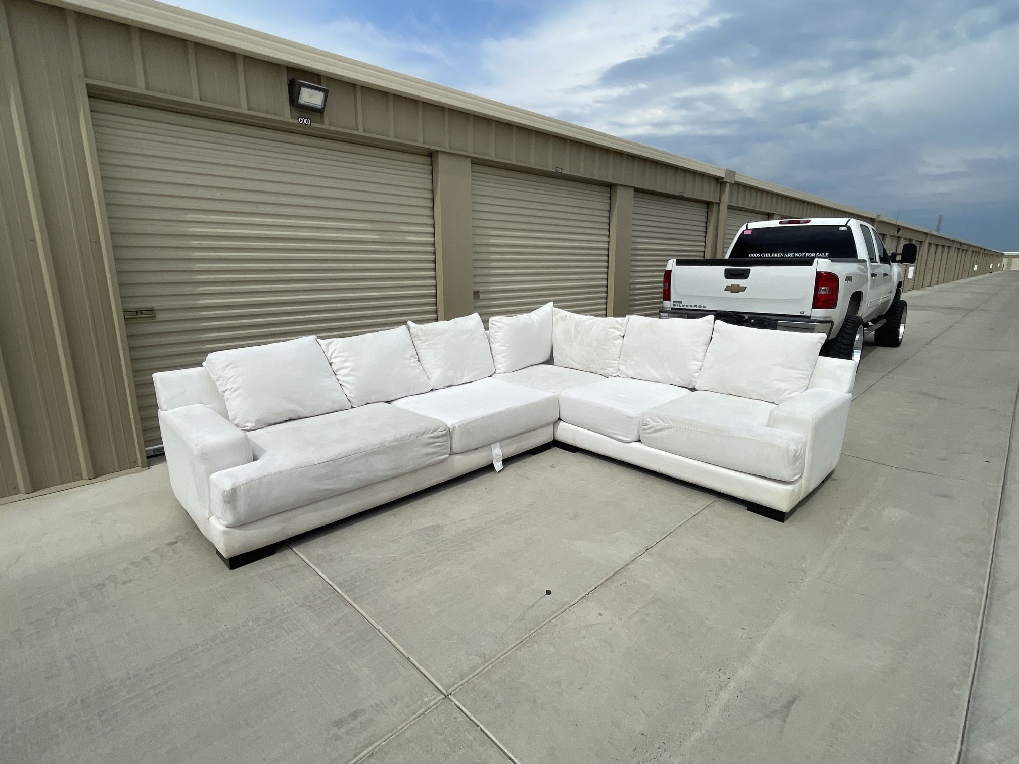 John Michael Designs White Sectional (Free Delivery 🚚)