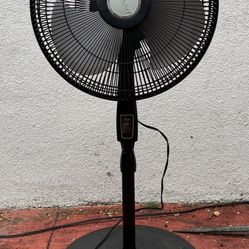 POWERFUL FAN 3 speeds OSCILLATING EXCELLENT CONDITION firm price NO DELIVERY 