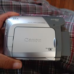 Canon Mini Dv Camcorder Zr830 Missing Charger 