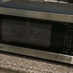 LG Microwave  1.1 Cu Ft  - Mint Condition