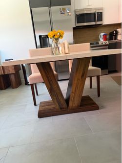 Mesa casi nueva con las 4 sillas