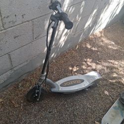 $20 SCOOTER NO CHARGE I don't know if it works