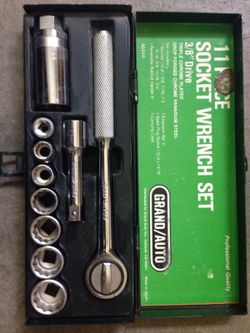 11 piece socket wrench set in box