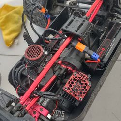 Arrma outcast 8s. Runs great. No issues.