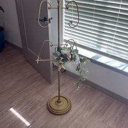 Beautiful Gold Easel For Event Signage, Art Or Pictures