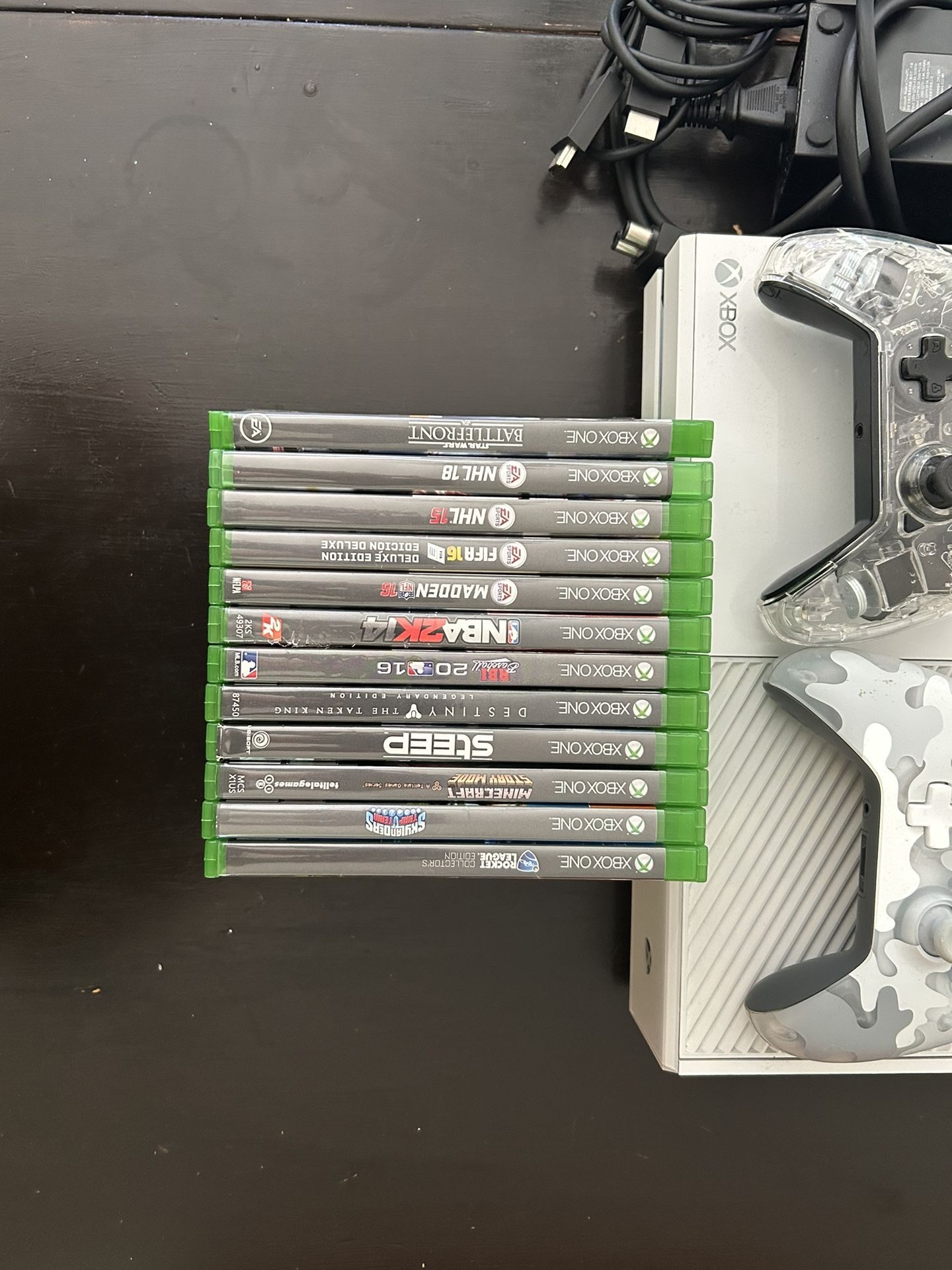 Xbox One, 2 Controllers and Games