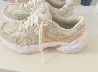 Women’s Nike shoes size 7