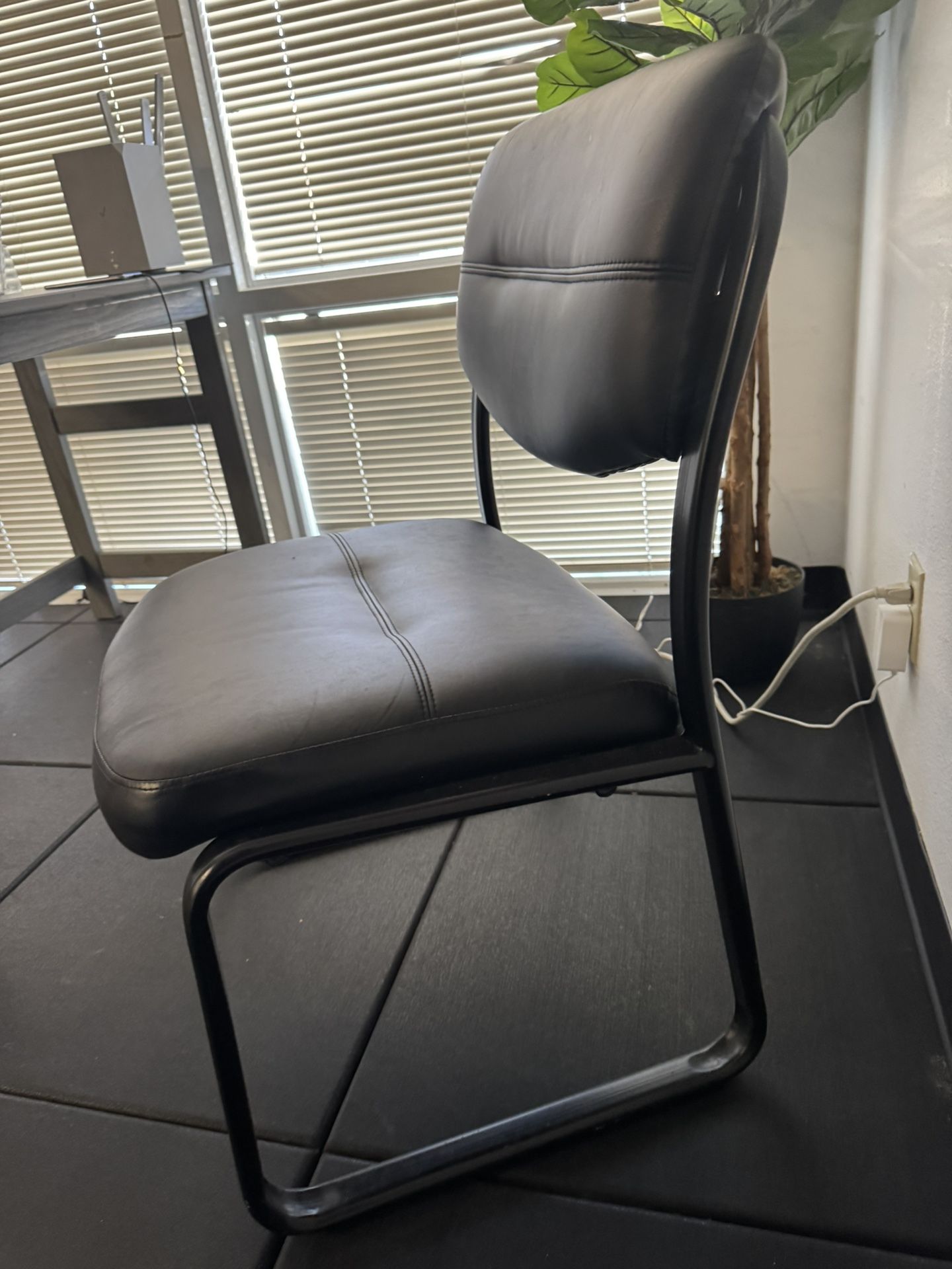 Modern Black Leather Office Guest Chair – Comfortable and Stylish for Home or Business