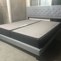CAMA KING SZ DE TELA ACOLCHADA COLOR GRIS CON BOX SPRING USADA PERO EN BUENA CONDICIÓN