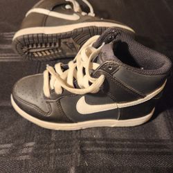 NIKE KIDS SIZE 13.5