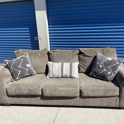 FREE DELIVERY 🚚🚛🚚 Beautiful Couch!!