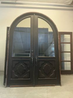 Grand exterior door