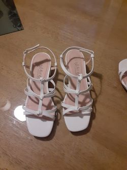 GIRL'S SHOES. SANDALS excellent Condition