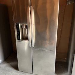 LG Side By Side Stainlees Steel Refrigerador