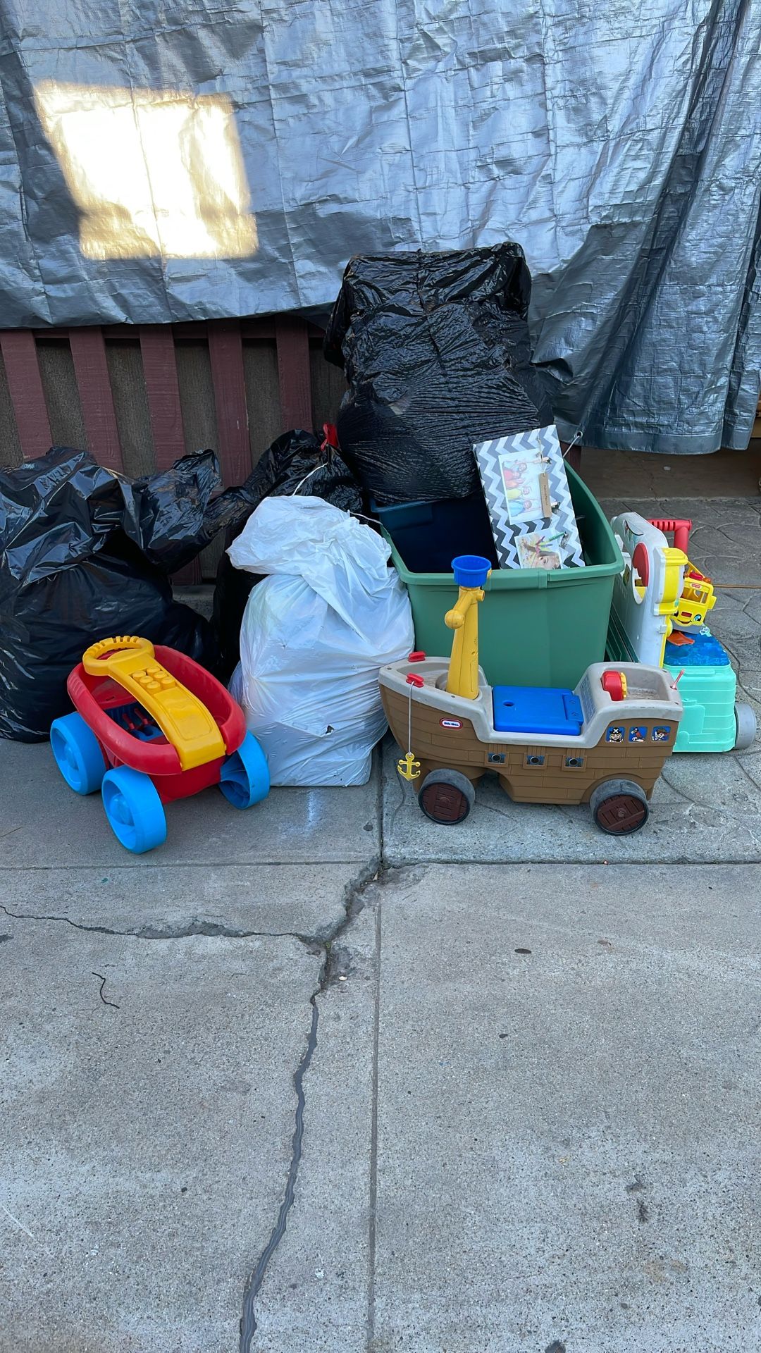 FREE CLOTHES AND TOYS FREE