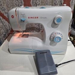 SINGER Simple  Sewing Machine W/ Pedal and plastic case 23 Stitch Functions