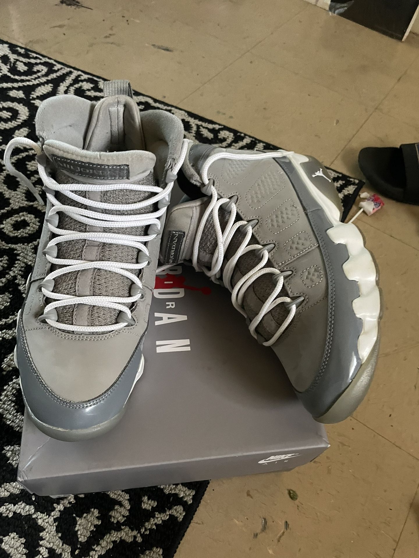 Cool Grey 9s 8.5 150$ Come With Box