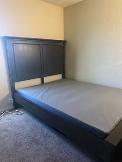 Queen Bed With HDMI
