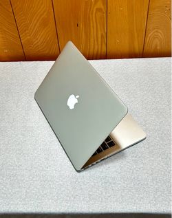 Apple MacBook Pro 13” Retina i5/8GB/256GB SSD $180