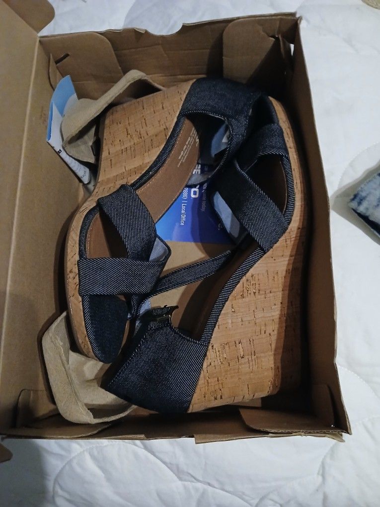 Women’s Toms Sienna Espadrille Wedge Sandals Hemp Ankle Strap Open Toe Size 11 New in Box. Pick up in Greenville $50