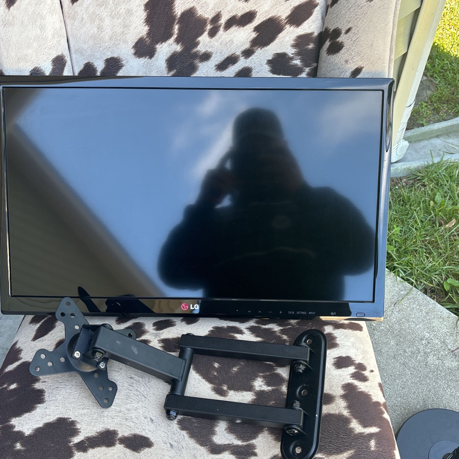 Small Tv w/ mount