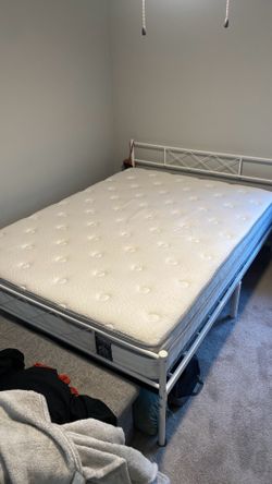 Queen size bed and bedframe