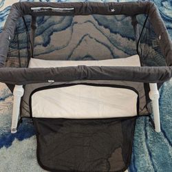 Travel crib with blackout Slumber Pod 