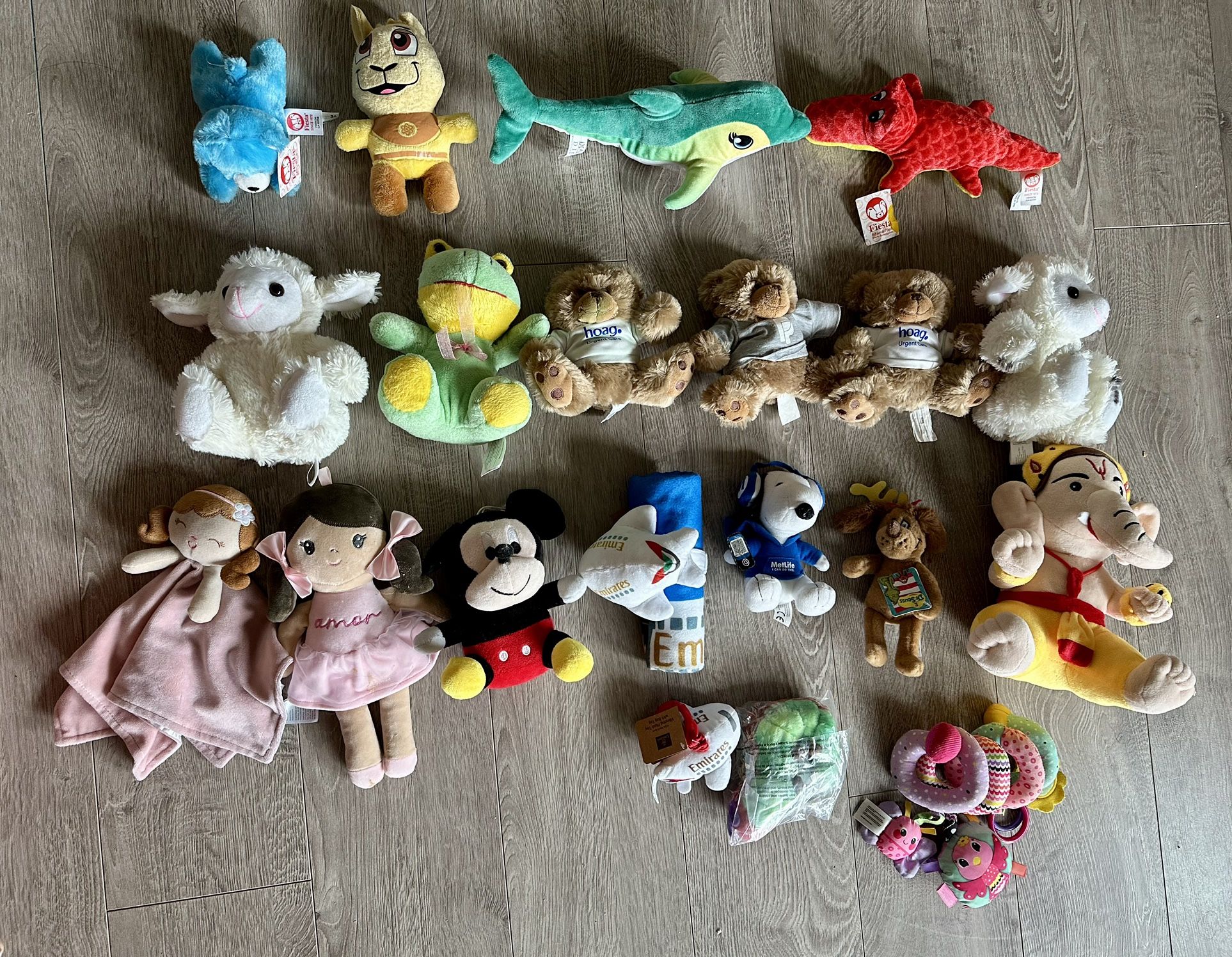 Baby plush toys and stuff med animals with Emirates goodies