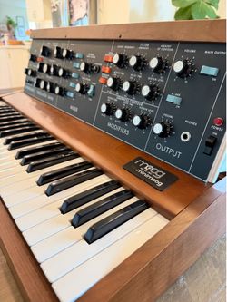 Moog Minimoog Model D Analog Synthesizer - Appalachian Cherry