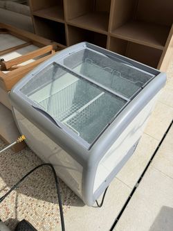 Avantco DFC6-HCL 26 3/16" Customizable Curved Top Display Freezer