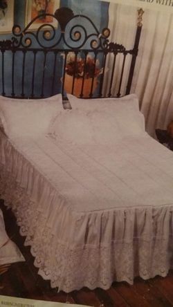 QUILTED LACE BEDSPEAD WITH PILLOW SHAMS