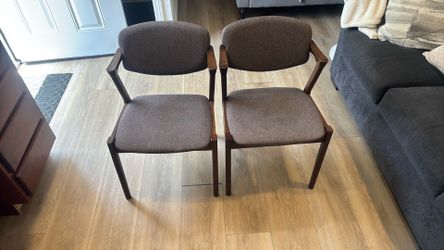 Chair for a waiting room or desk