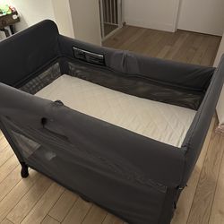 Bugaboo Stardust Portable Travel Crib with it’s Bag and Two Bed sheets