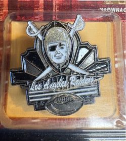 Vintage Los Angeles Raiders Trading Card And Pin Set