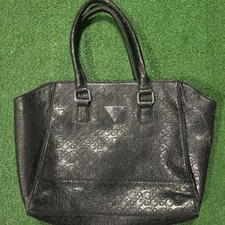 Black Guess bag with a touch of glamour