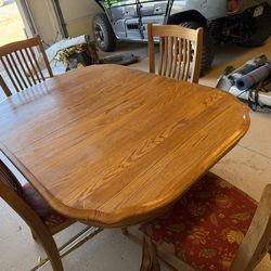 Kitchen table with 4 chairs and leafs.