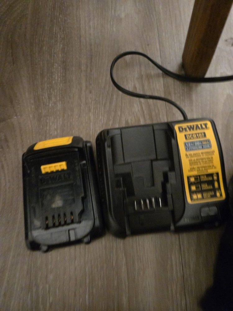 DeWalt Drill With 20v Batteries And Charger/drill Bits