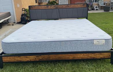 Beutiful king bed with good mattress