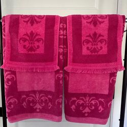 Set of 4 Vintage Fieldcrest imperial collection towels pink / dark pink  Fleur de lis  2 bath towels 35” x 22” and  2 hand towels 17” x 11”
