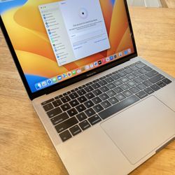 Mackbook Pro 2017  used like new 329 Cycles 
