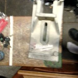 Milwaukee Dymorig Small Base 28-06-1110