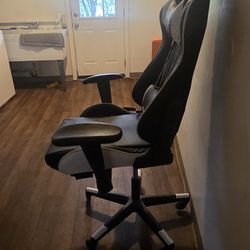 Racer style computer chair extra wide.