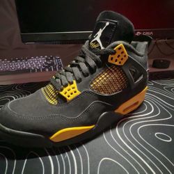 Jordan 4 Retro Thunder