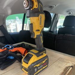 Dewalt Oscillating Saw With 9 Amp Flex Volt Battery 