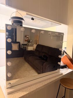 Vanity mirror
