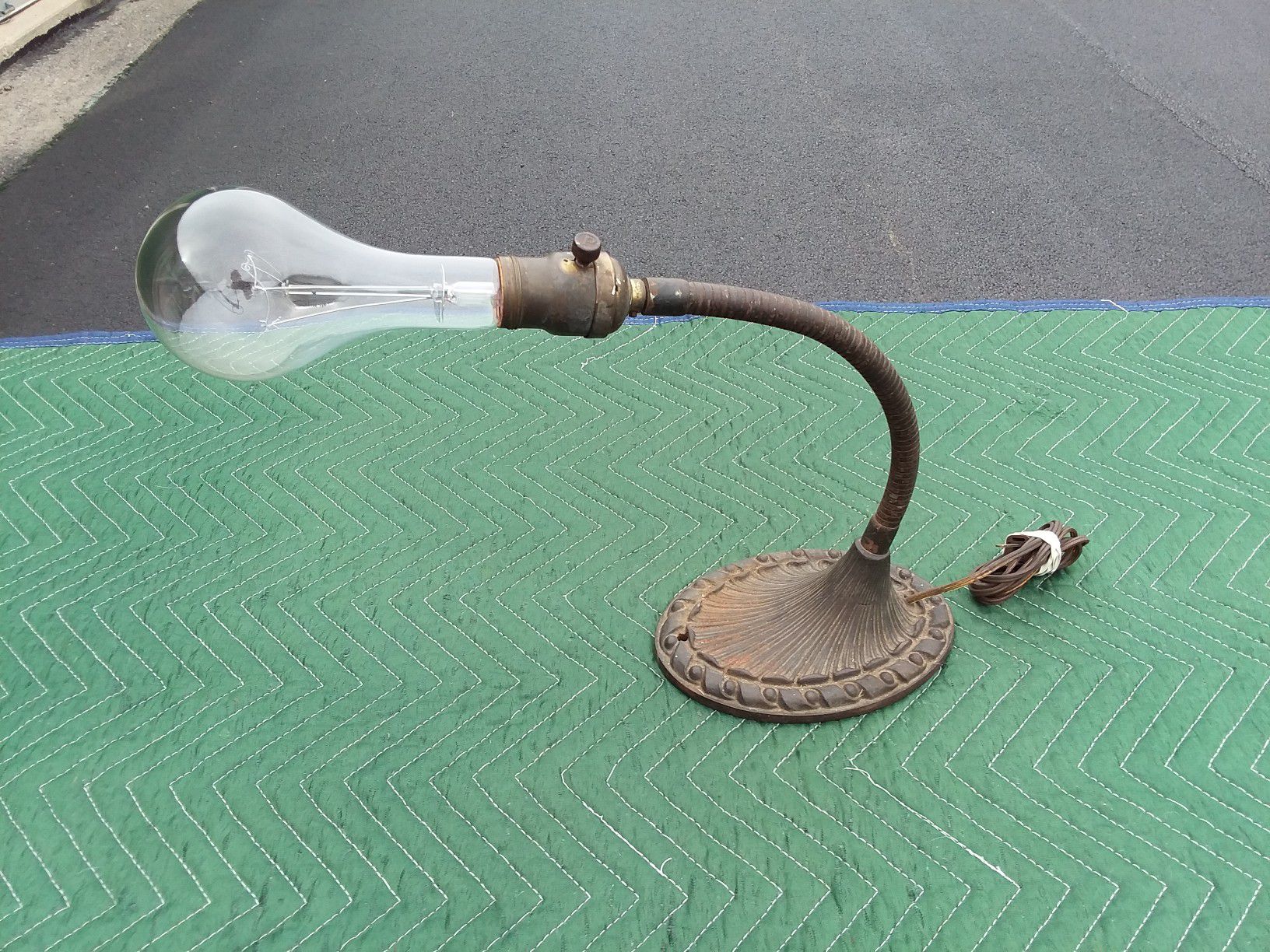 Antique Cast Iron Goosneck Desk Lamp.