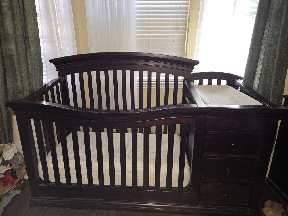 Crib with attached Changing Table 