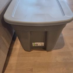 7- 30 Gallon Storage Totes