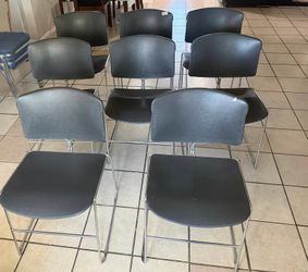 Sillas de metal y plástico  $85 por las 8