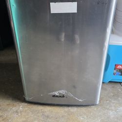 Danby Refrigerator Brushed Aluminum